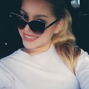 Meet your Posher, Dinorah